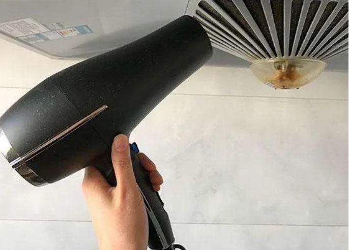 Một trong những cách nhanh nhất để làm sạch bụi trên quạt mà không cần tháo khung là sử dụng máy sấy tóc hoặc máy hút bụi cầm tay mini.    