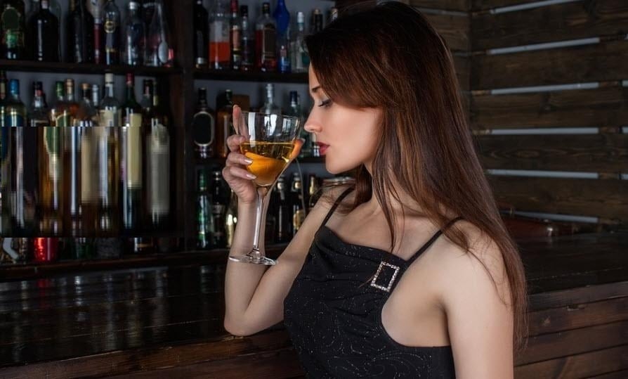 Với Ly, rượu đến như một người bạn đồng hành... trong những ngày tâm trạng tệ nhất. 