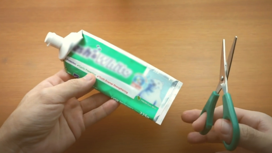 Cắt tuýp kem đánh răng ra và tận dụng phần sản phẩm còn lại bên trong để làm sạch đồ dùng trong nhà là một cách làm hiệu quả, giúp tiết kiệm tiền.