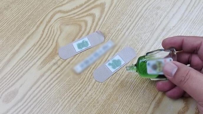 Nhỏ dầu gió lên miếng urgo