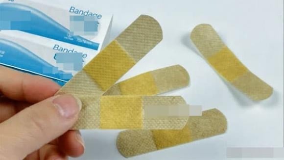 Chẳng hạn, việc dán băng cá nhân lên cửa ra vào tưởng chừng vô lý lại là mẹo cực hay để ngăn muỗi xâm nhập vào nhà. Khi thời tiết nắng nóng, muỗi hoạt động mạnh hơn. 