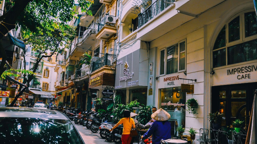 Trước nhà đông vui nhộn nhịp
