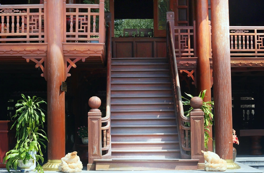 Ngoài ra, tại tầng một của nhà sàn có 14 bộ sập bằng gỗ đinh hương, cẩm lai nguyên khối có tuổi từ 300 đến 500 năm.    