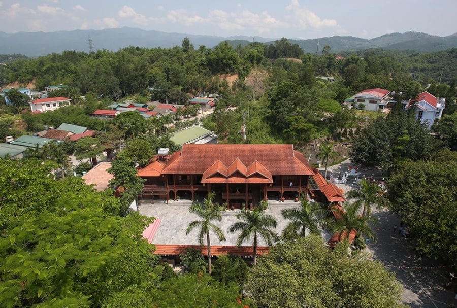 Ngôi nhà sàn thuộc sở hữu của anh Bùi Đức Giang - đại gia phố núi Điện Biên, có diện tích lên đến 500 m2 của Khu du lịch Sinh thái Him Lam.    