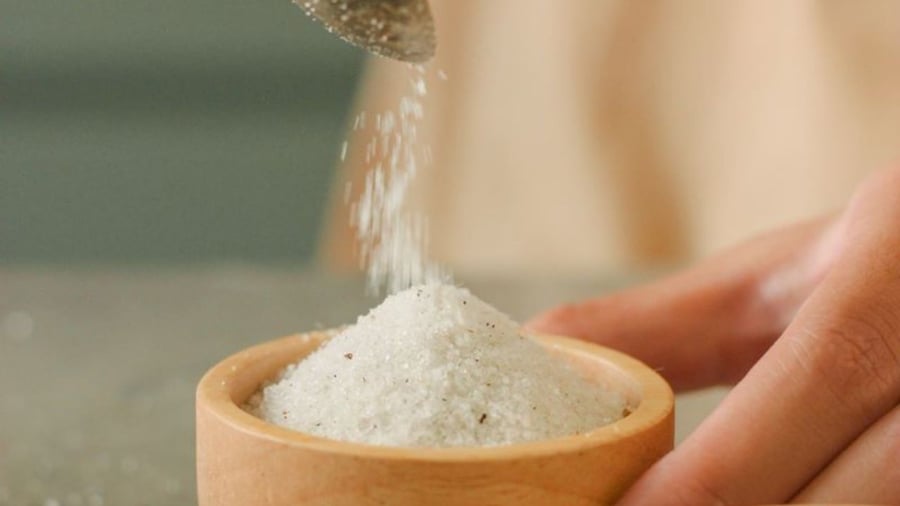Muối giúp làm sạch nồi chảo