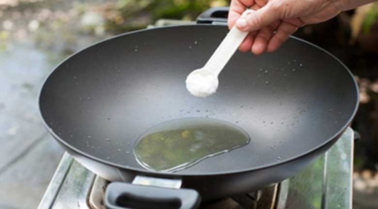Một cách khác để giúp cá rán ngon hơn là thêm muối vào dầu ăn. 