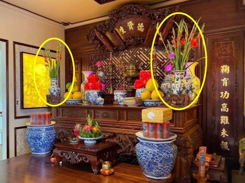 Lọ hoa trên bàn thờ, hay còn được gọi là lộc bình nhưng với kích thước nhỏ hơn, đóng vai trò quan trọng trong không gian thờ cúng.