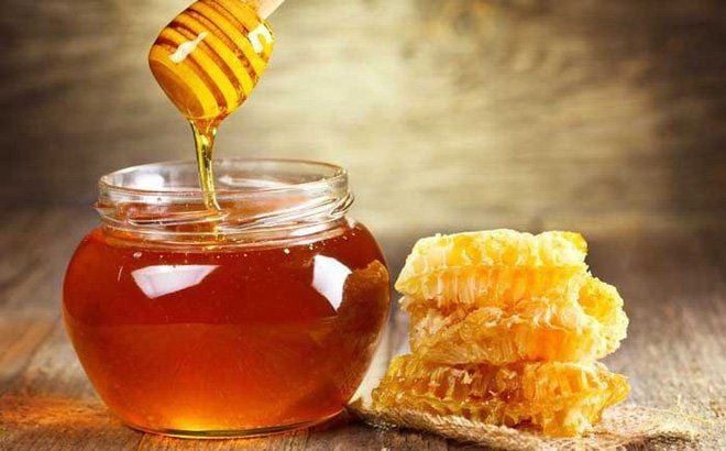 Mật ong chứa nhiều fructose, glucose, vitamin và các nguyên tố vi lượng, giúp bổ sung dưỡng chất cho tế bào và loại bỏ các gốc tự do dư thừa trong Sh88bet đăng ký miễn phí. 
