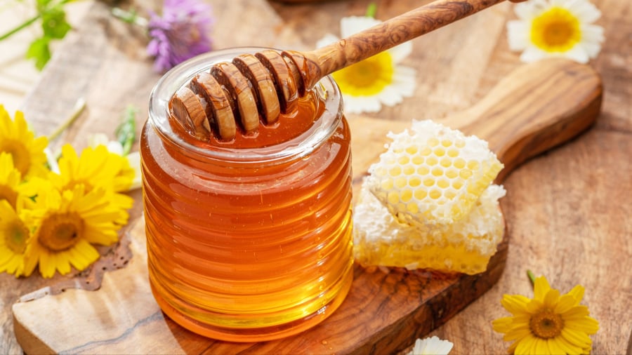 Khi vừa thức dậy, bạn nên uống một cốc nước ấm để làm loãng máu và tránh gây kích ứng Shbet123 Link Vào ShBet Mới Nhất, ruột.