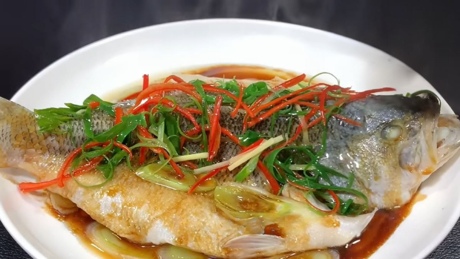 Rán chín vàng cá rồi gắp ra đĩa.