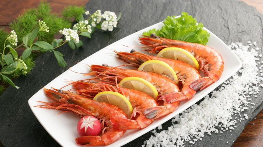 Một đĩa tôm luộc đỏ au chắc thịt thơm ngon sẽ là điểm nhấn trong bữa ăn