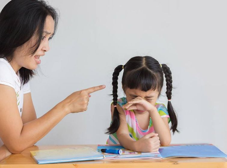 Dấu hiệu trẻ hư cần uốn nắn