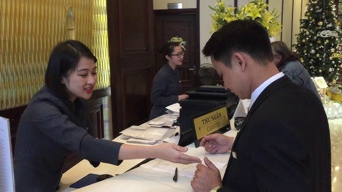 Nhận phòng khách sạn cứ ghé tai nói với lễ tân câu này, ở ít ngày cũng được hưởng lợi lớn