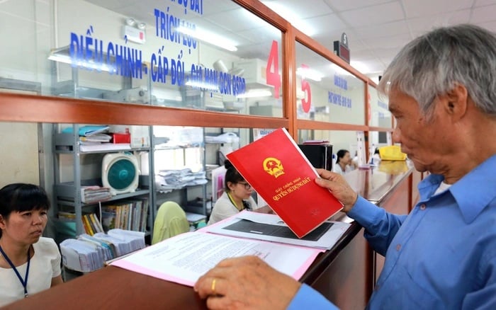 3 đối tượng đi làm Sổ đỏ mẫu mới không phải nộp tiền sử dụng đất năm 2025  