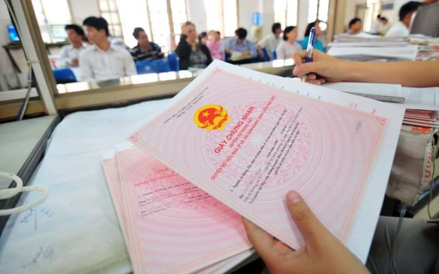 3 đối tượng đi làm Sổ đỏ mẫu mới không phải nộp tiền sử dụng đất năm 2025  