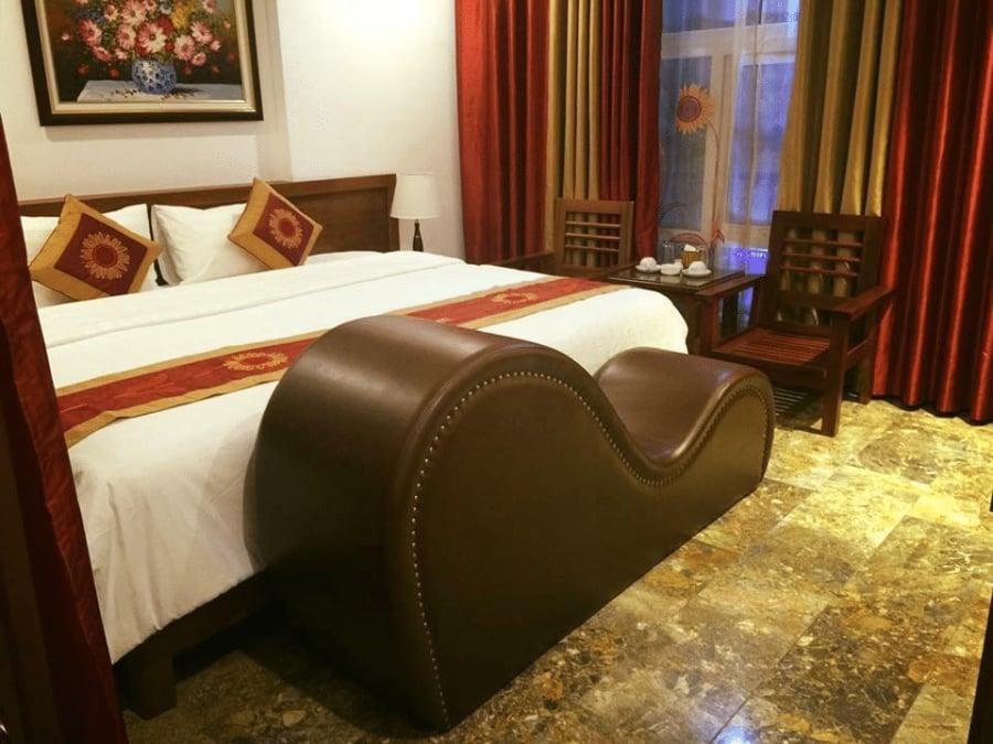 Chiếc ghế cong có một thiết kế đặc biệt, không giống những chiếc ghế thông thường. 