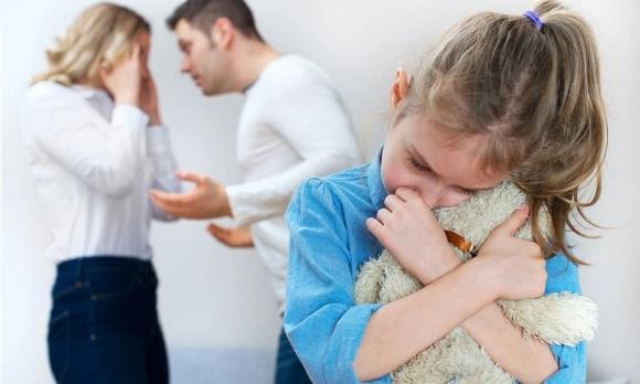 Một số bậc cha mẹ, vì lý do vô trách nhiệm hoặc do hoàn cảnh mưu sinh, đã để con cái lớn lên trong sự thiếu vắng tình yêu thương.