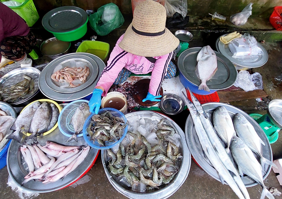 Ra chợ chọn mua tôm cá hãy chú ý chọn những con tươi ngon