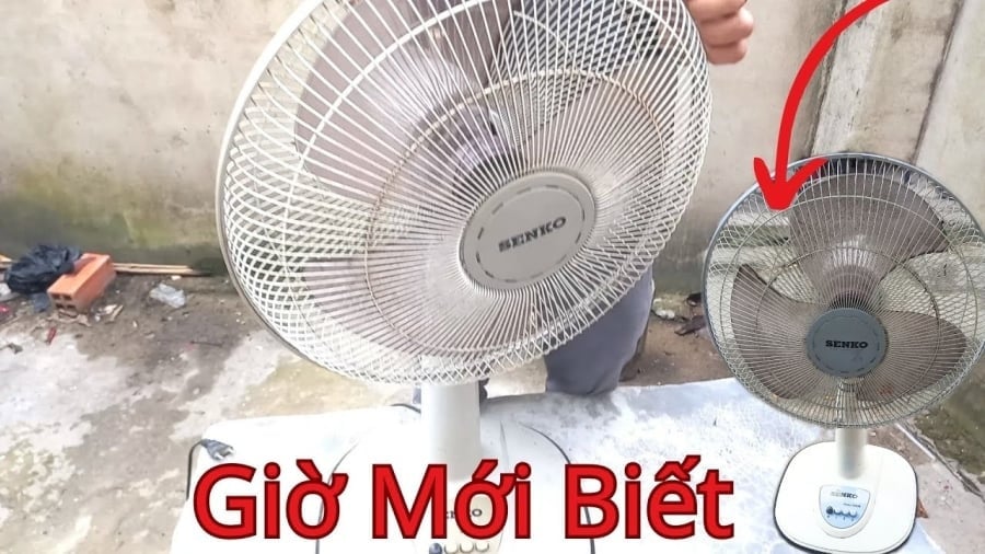 Nếu có bình xịt phun sương, bạn có thể xịt nhẹ một lớp nước mỏng pha loãng với giấm ăn hoặc nước lau kính rồi lau lại bằng khăn khô để quạt sạch bóng, thơm tho hơn.    