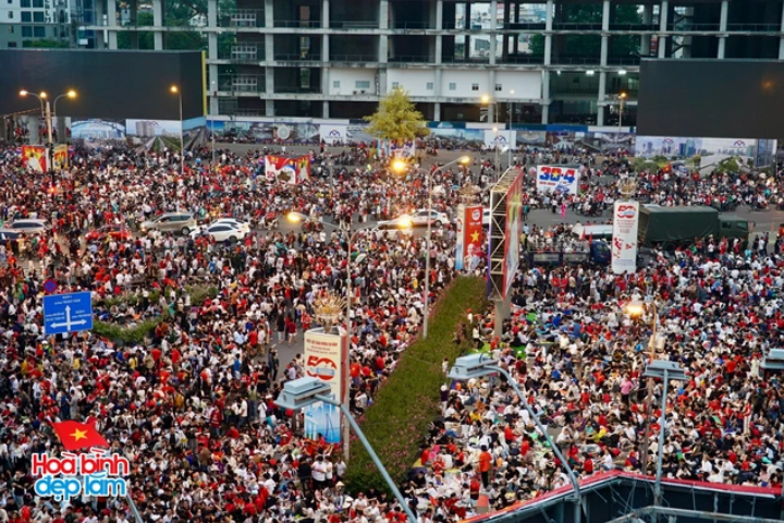 Hàng ngàn trái tim cùng đập một nhịp, hướng về ngày đại lễ mừng 50 năm thống nhất đất nước.