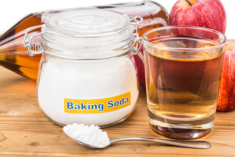 Dùng baking soda và giấm trắng    