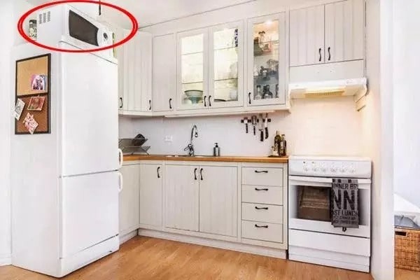 Việc đặt lò vi sóng và lò nướng lên nóc tủ lạnh để tiết kiệm không gian là điều không nên. 