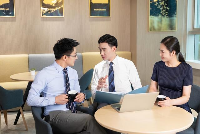 Tặng quà là một cách thể hiện sự tinh tế. Người biết tặng quà thường được mọi người kính trọng và quý mến.    