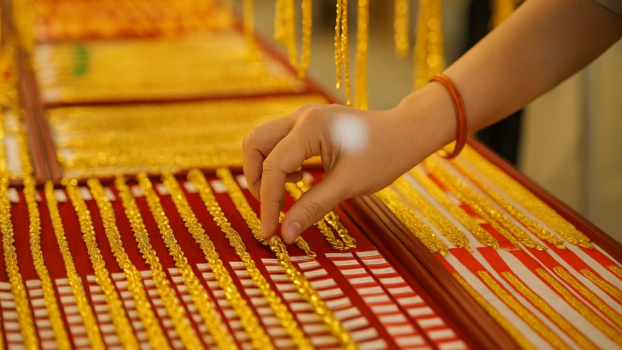 Vàng là kênh trú ẩn an toàn trong bối cảnh kinh tế bất ổn, nhưng mức giá chênh lệch quá cao giữa thị trường trong nước và thế giới hiện nay cho thấy rủi ro đang lớn hơn kỳ vọng