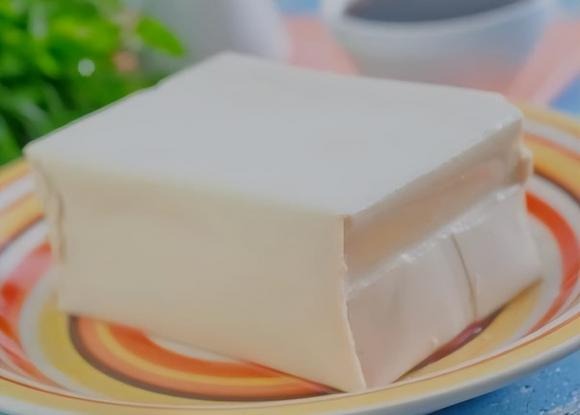  Ăn đậu phụ đúng cách có thể giúp cải thiện một số triệu chứng khó chịu trong giai đoạn này. 