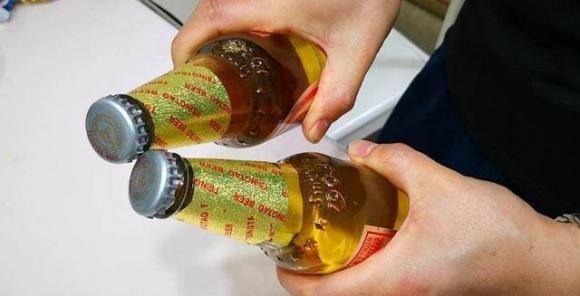 Nếu bạn có nhiều hơn một chai bia, đây là cách cực kỳ hiệu quả và không cần đến bất kỳ dụng cụ nào!    