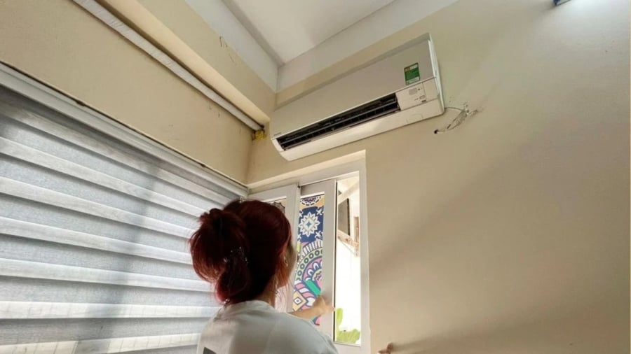 Nhiều người nghĩ rằng đóng kín cửa khi bật điều hòa sẽ giúp giữ nhiệt, tiết kiệm điện. 