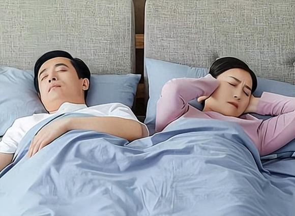 Ngủ riêng không nhất thiết là dấu hiệu của sự rạn nứt tình cảm. 