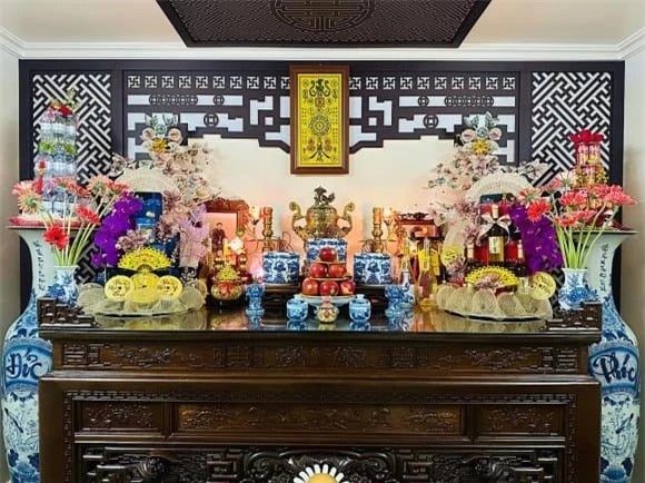 Bàn thờ và bát hương được coi là vật linh thiêng trong phong thủy, không nên dùng lại của người khác. 