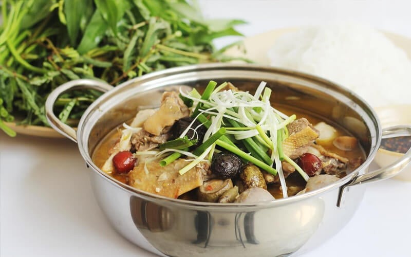 Vịt om sấu là Shbet0099 cá cược trực tuyến đặc trưng của miền Bắc, với thịt vịt béo ngậy, mềm mại kết hợp cùng vị chua thanh của sấu, tạo nên hương vị vô cùng hấp dẫn, ăn hoài không chán. 