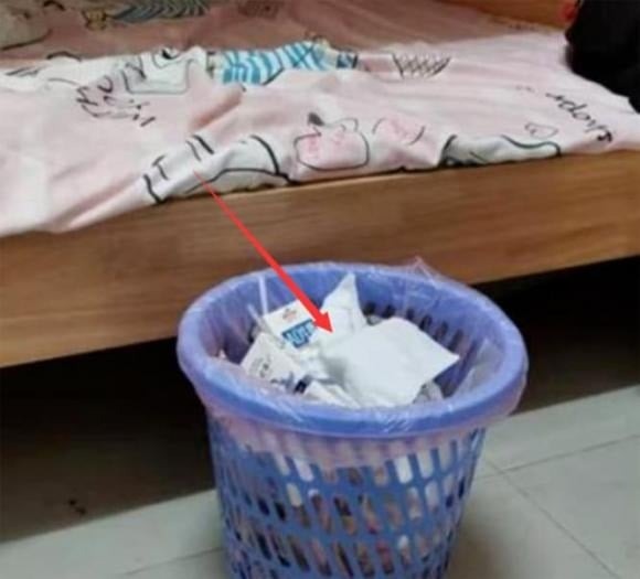 Một số người có thói quen đặt thùng rác dưới bàn ăn để tiện vứt bỏ rác trong lúc ăn uống. 