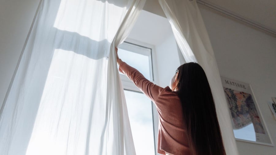 Kéo rèm và cửa sổ đúng lúc là cách làm mát cho ngôi nhà