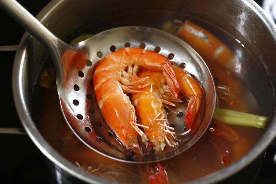Việc luộc từ nước nóng vừa giúp tôm ngọt hơn và khử tanh hiệu quả. 