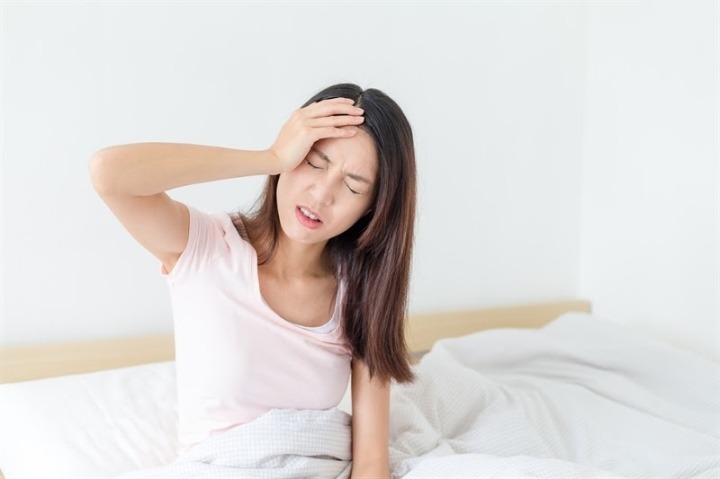 Nhiều người, đặc biệt là nhân viên văn phòng có lịch làm việc dày đặc, thường thức dậy và đứng dậy ngay lập tức để tiết kiệm thời gian.