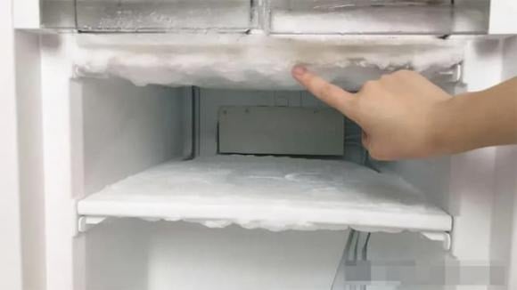 Bạn có thể giảm đáng kể lượng điện tiêu thụ của tủ lạnh chỉ với một chiếc khăn giấy. 