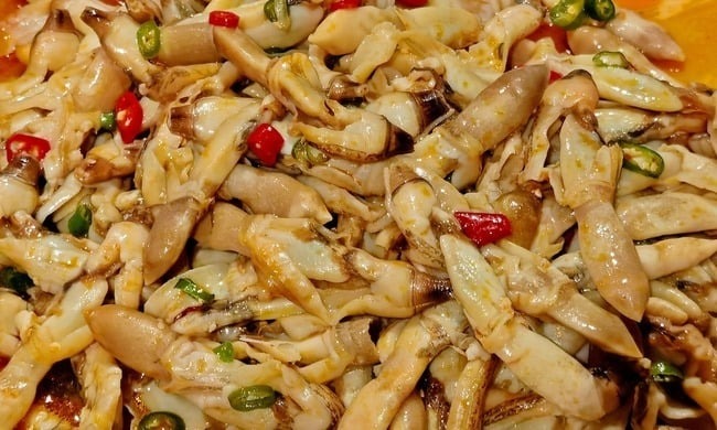 Rửa sạch ốc móng tay, đem luộc đến khi vỏ mở ra thì vớt ra, tách lấy phần thịt, rửa lại với nước sạch rồi để ráo.    