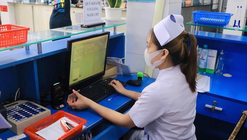 Đối với các trường hợp đề nghị cấp lại, cấp đổi thẻ bảo hiểm y tế, Bảo hiểm xã hội Việt Nam yêu cầu cán bộ trực tiếp hướng dẫn người tham gia cài đặt ứng dụng bảo hiểm xã hội số (VssID), ứng dụng định danh điện tử (VneID).    