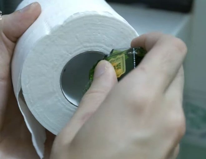 Trời ẩm ướt dễ khiến tủ quần áo có mùi ẩm mốc. 
