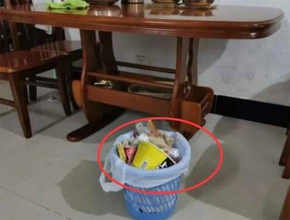Mặc dù việc đặt thùng rác dưới bàn ăn có thể giúp bạn dễ dàng vứt rác, nhưng đây thực sự là một vị trí không lý tưởng cho sức khỏe.