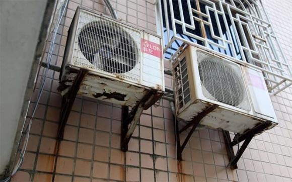 Nhiều người có thói quen lắp mái che hoặc tấm chắn bụi cho dàn nóng điều hòa với hy vọng bảo vệ thiết bị khỏi nắng mưa và bụi bẩn.