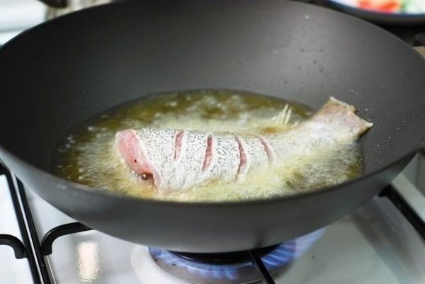 Để có món cá rán ngon, bước đầu tiên là sơ chế cá ngay khi mua về. 