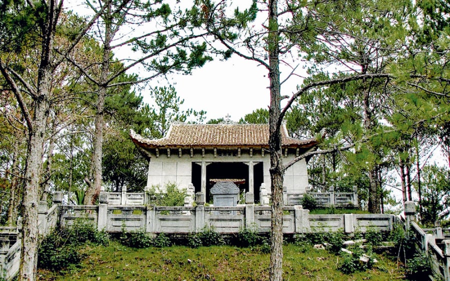 Phía sau ngôi mộ là một nhà bia nhỏ bằng đá, khắc bài minh do chính hoàng hậu soạn năm 1939