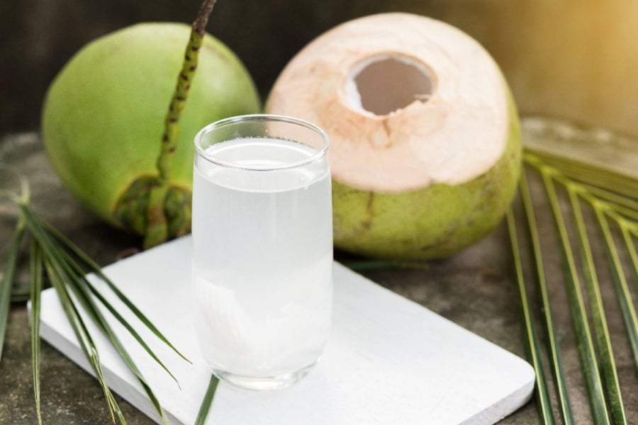 Nhiều người biết rằng uống đủ 8 cốc nước mỗi ngày là một thói quen tốt cho sức khỏe. 