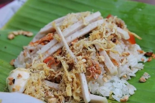 Gói xôi mặn với chả, lạp xưởng, ruốc và hành phi – bữa sáng no nê cho dân công sở bận rộn.