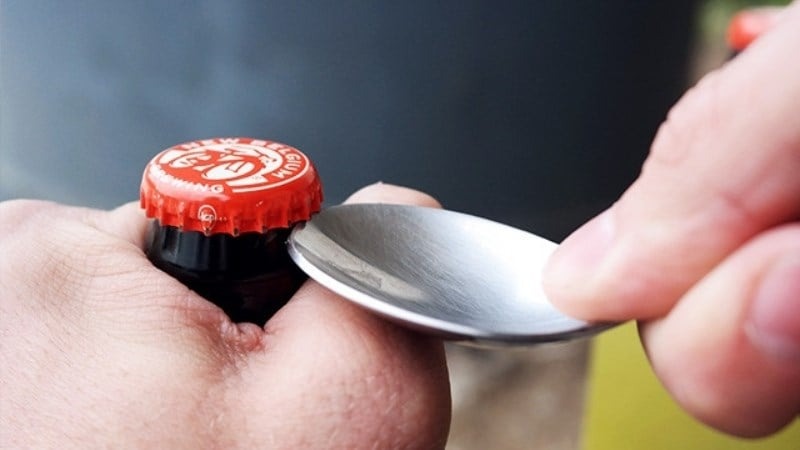 Để mở nắp chai bia bằng muỗng, bạn nên chọn một chiếc muỗng chắc chắn và cứng cáp. 