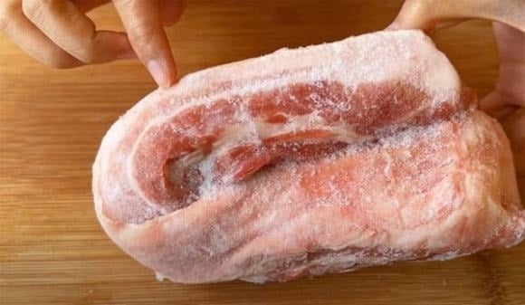 Cắt thịt thành miếng nhỏ trước khi đông lạnh để rút ngắn thời gian rã đông.    